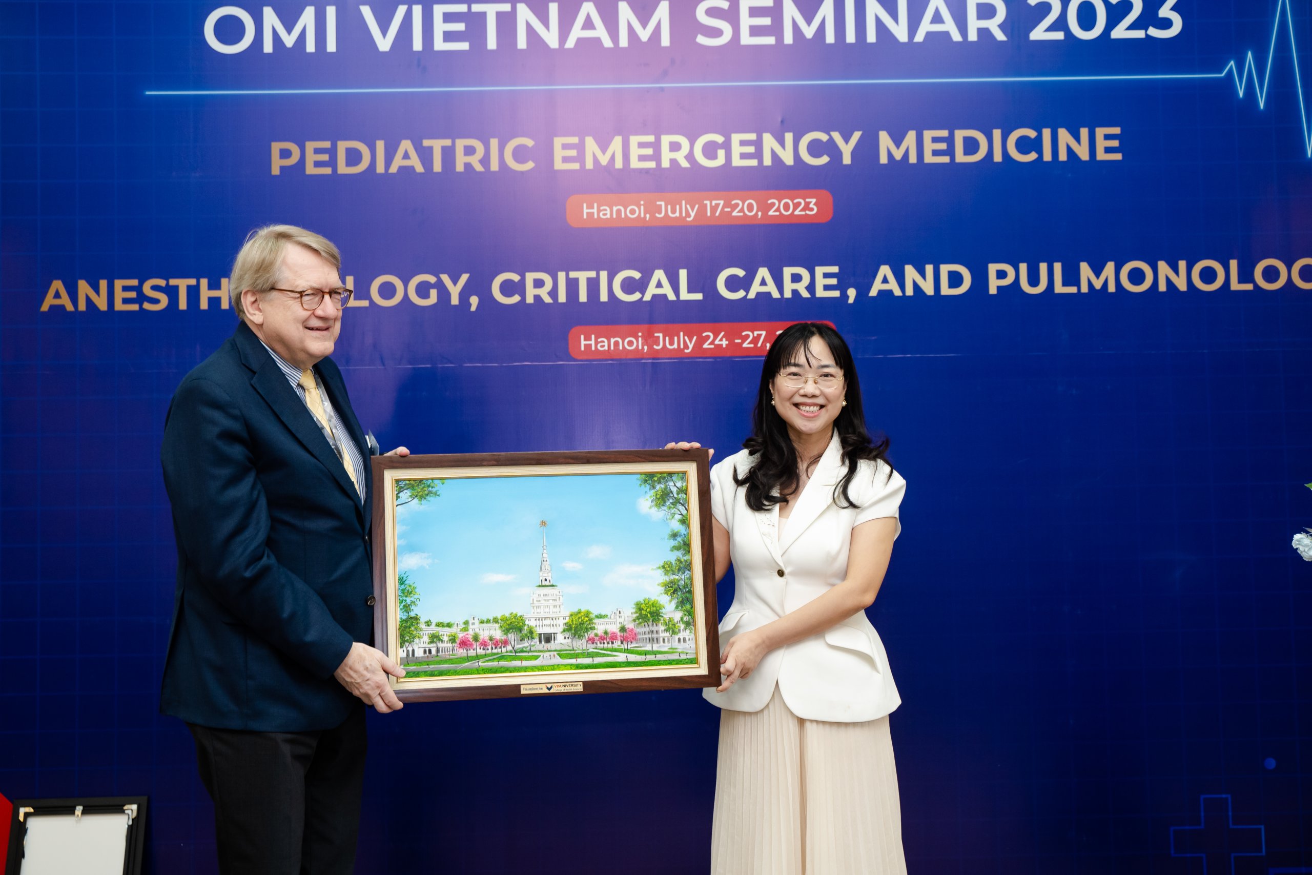 Dr. Le Mai Lan, Vice Chairwoman of the Vingroup Vice Chairwoman of Vingroup JSC and President of the VinUniversity Council, presenting a gift to Dr. Wolfgang Aulitzky, OMI CEO